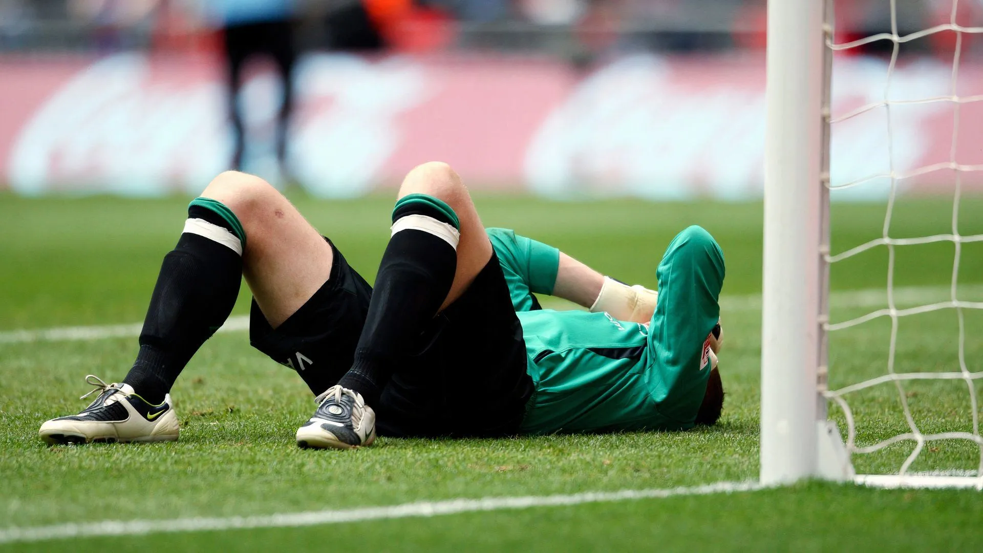 Paddy Kenny cần oxy sau khi bị đánh ngã trong trận đấu từ thiện với Curtis Davies