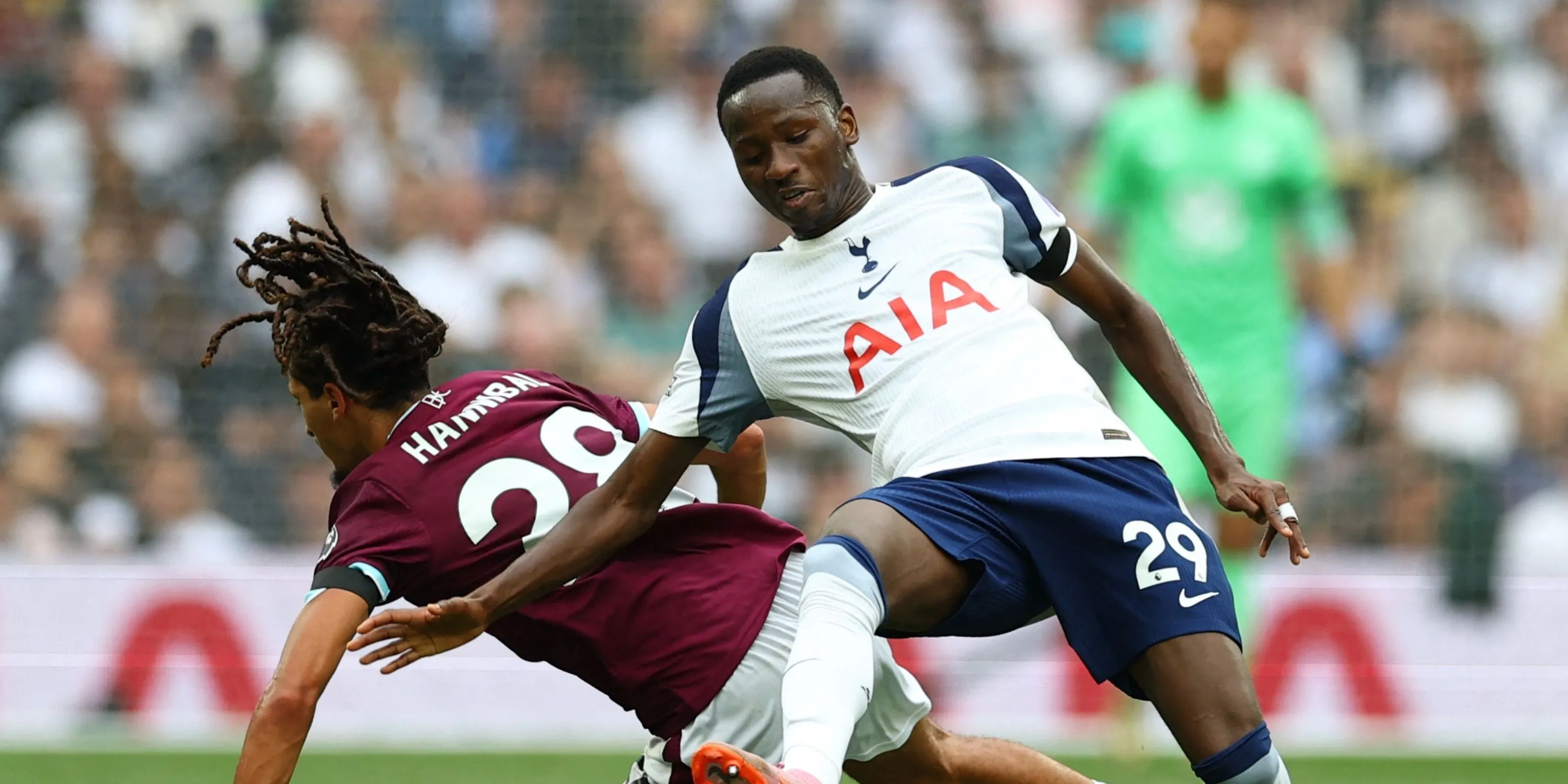 Pape Sarr trong màu áo Tottenham, phong cách thi đấu cơ động và tranh chấp mạnh mẽ