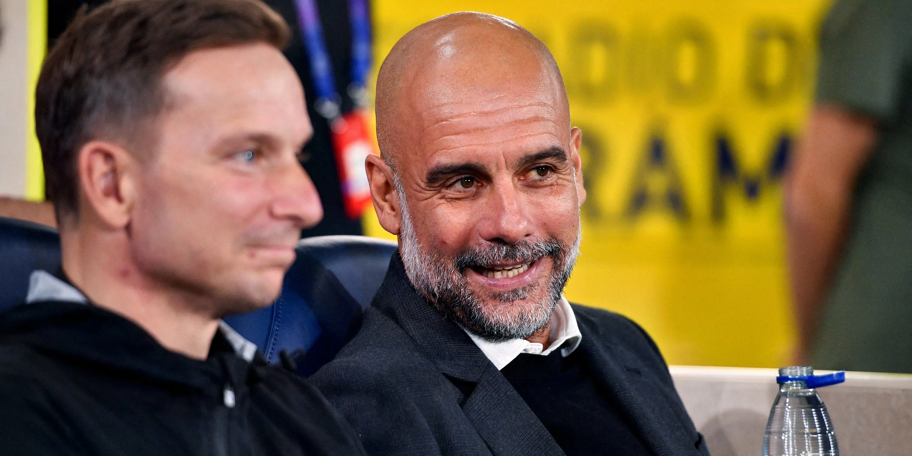 Pep Guardiola chỉ đạo trên đường biên cùng Manchester City