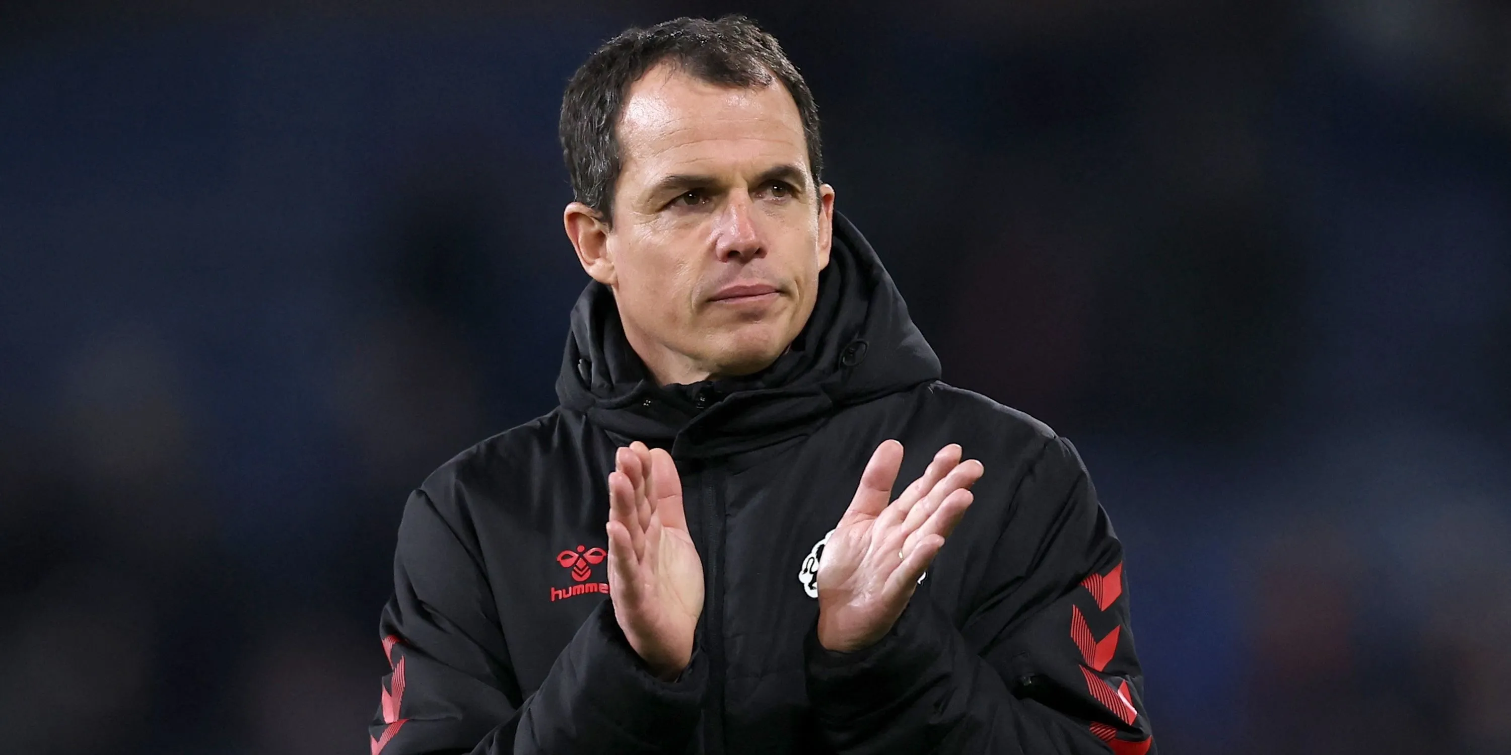 Regis Le Bris vỗ tay tri ân CĐV Sunderland sau trận