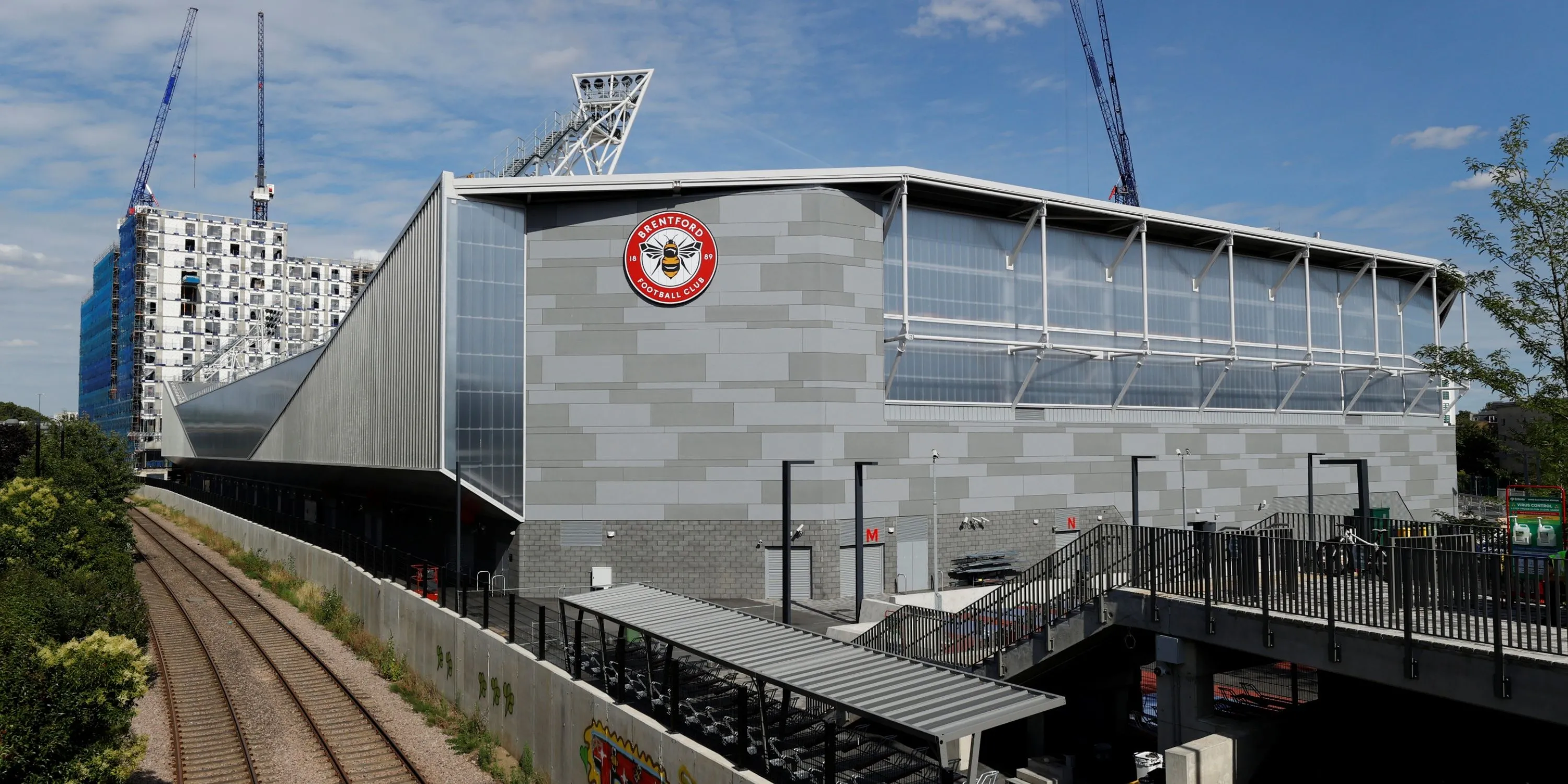 Sân GTech Community Stadium của Brentford với khán giả theo dõi trận đấu