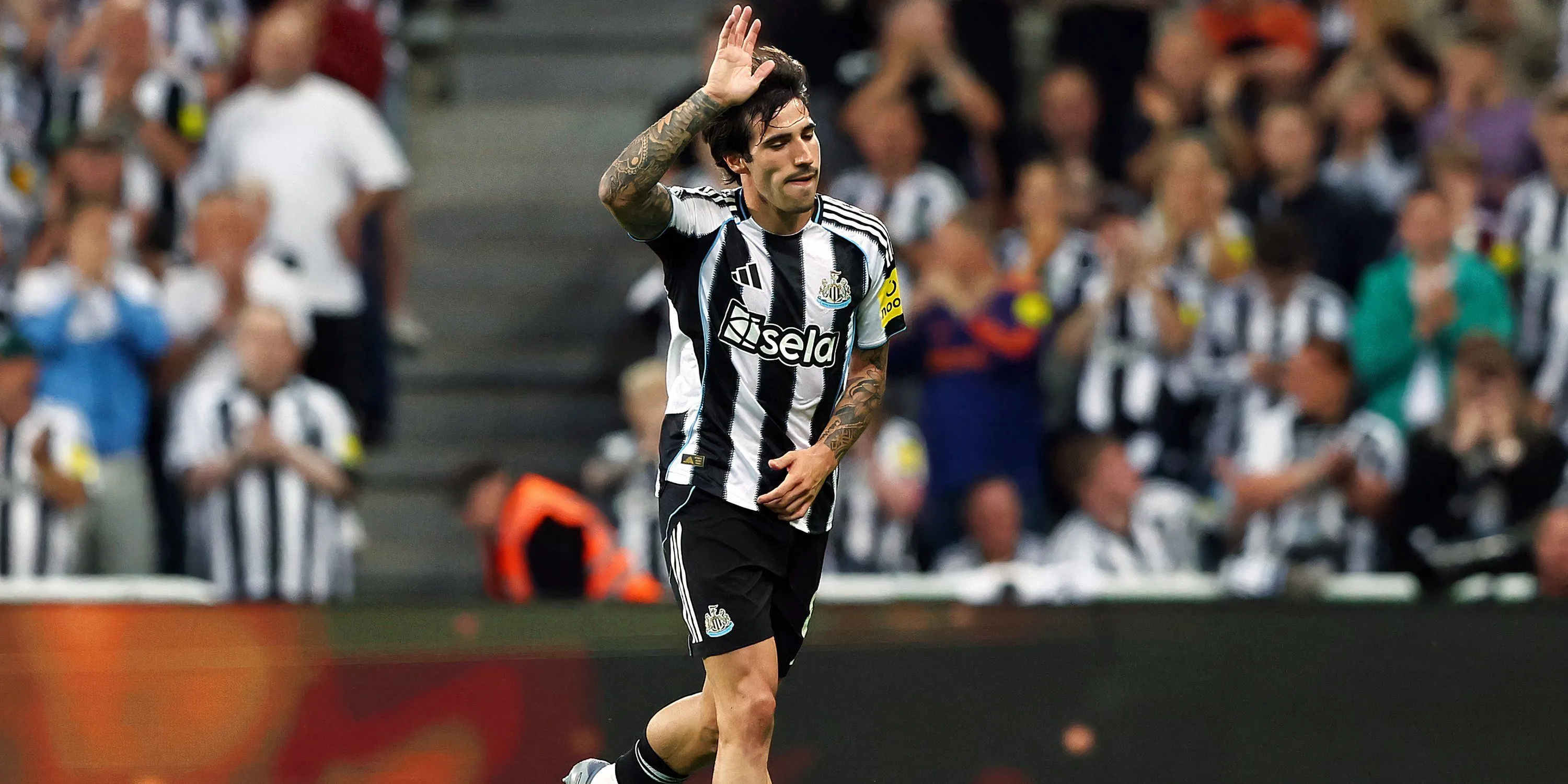 Sandro Tonali trong màu áo Newcastle, thể hiện tầm ảnh hưởng tuyến giữa