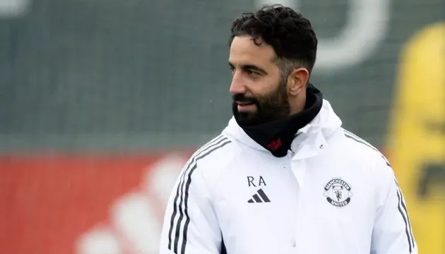 Senne Lammens phát bóng dài chính xác cho tiền đạo cắm, mở ra phương án tấn công trực diện của Man United.