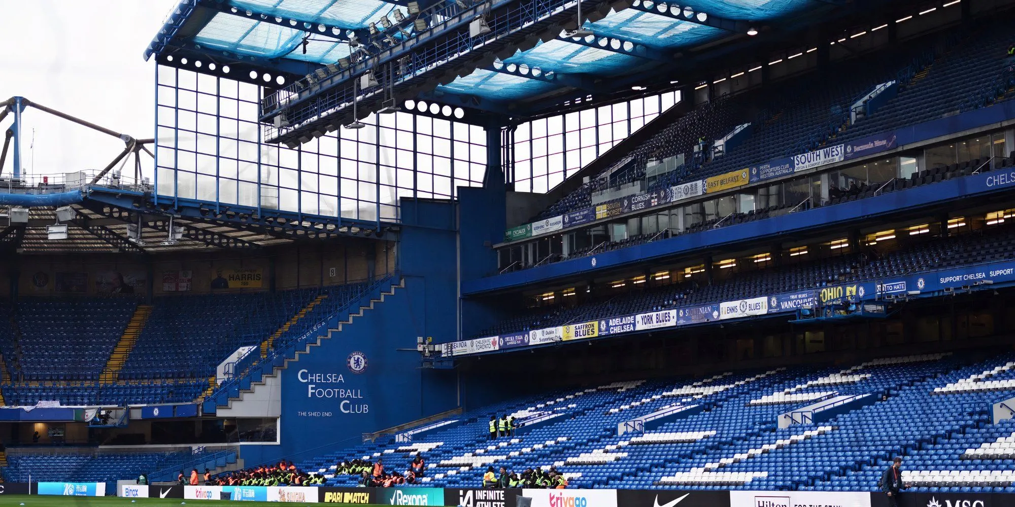 Stamford Bridge nhìn từ khán đài với biểu tượng sức chứa và lịch sử của Chelsea