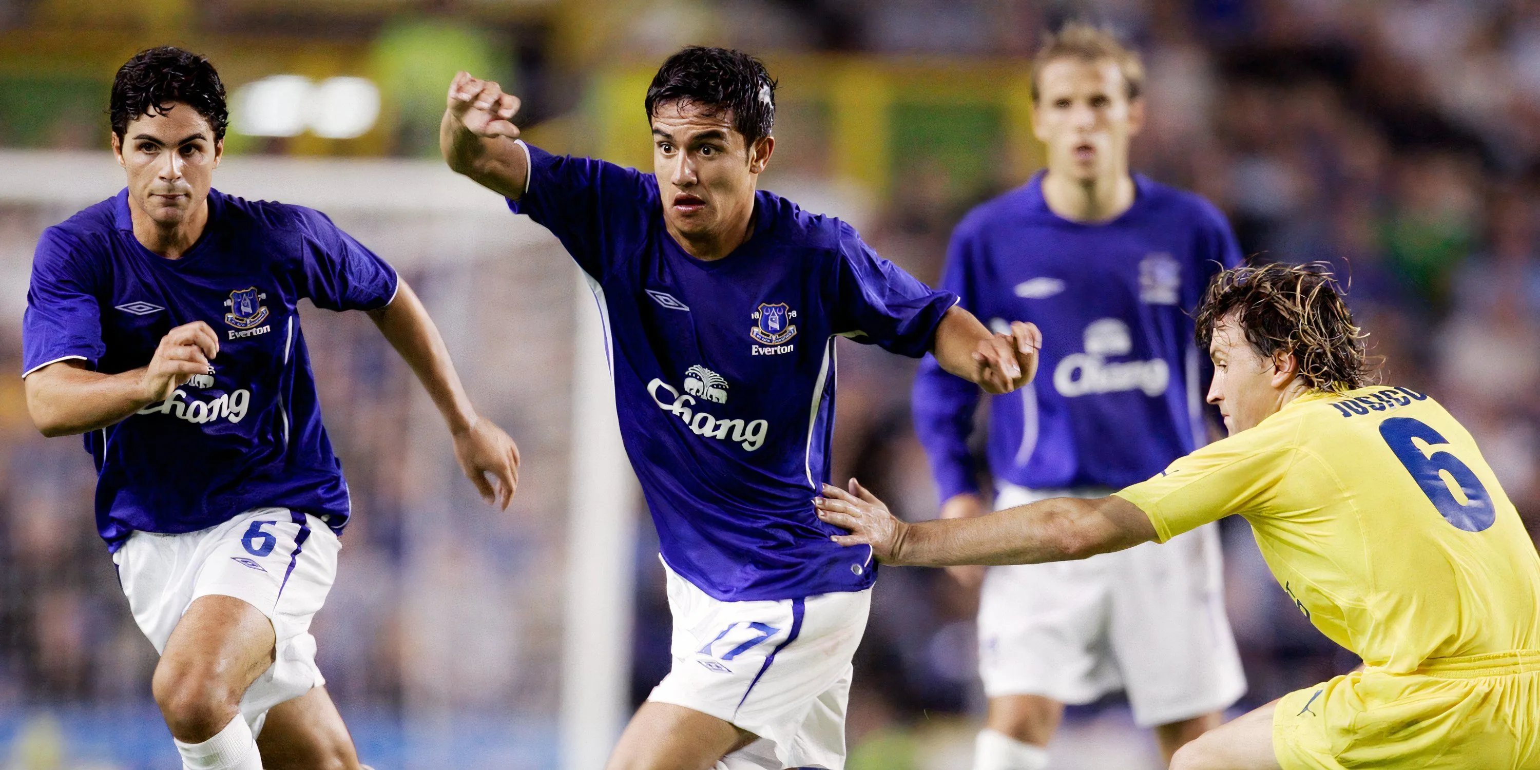Tim Cahill và Mikel Arteta trong những mùa giải Moyes, biểu tượng của tiền vệ Everon giàu khía cạnh tấn công lẫn phòng ngự