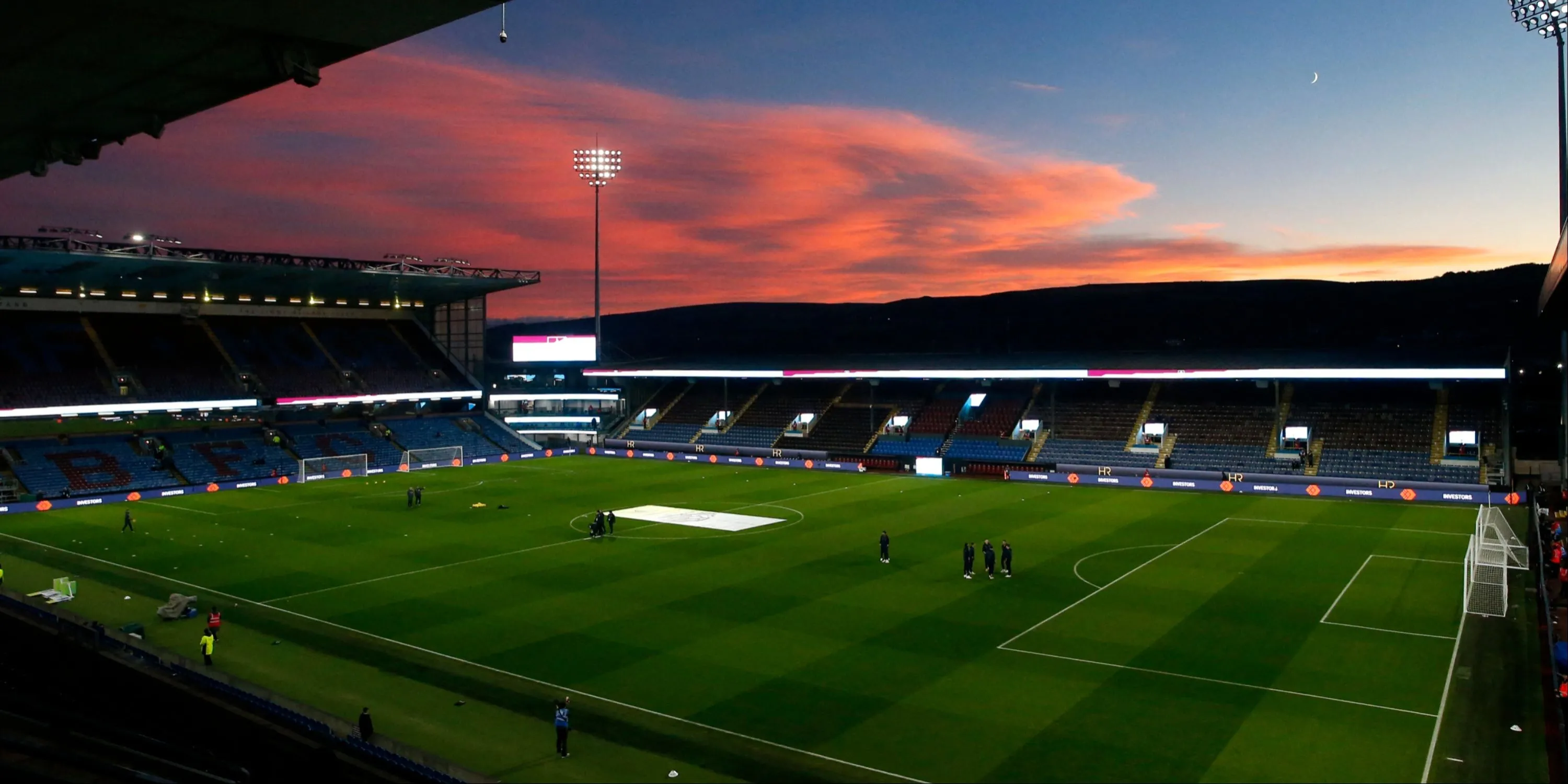 Toàn cảnh Turf Moor - sân nhà của Burnley, ghi nhận lượng khán giả đến sân