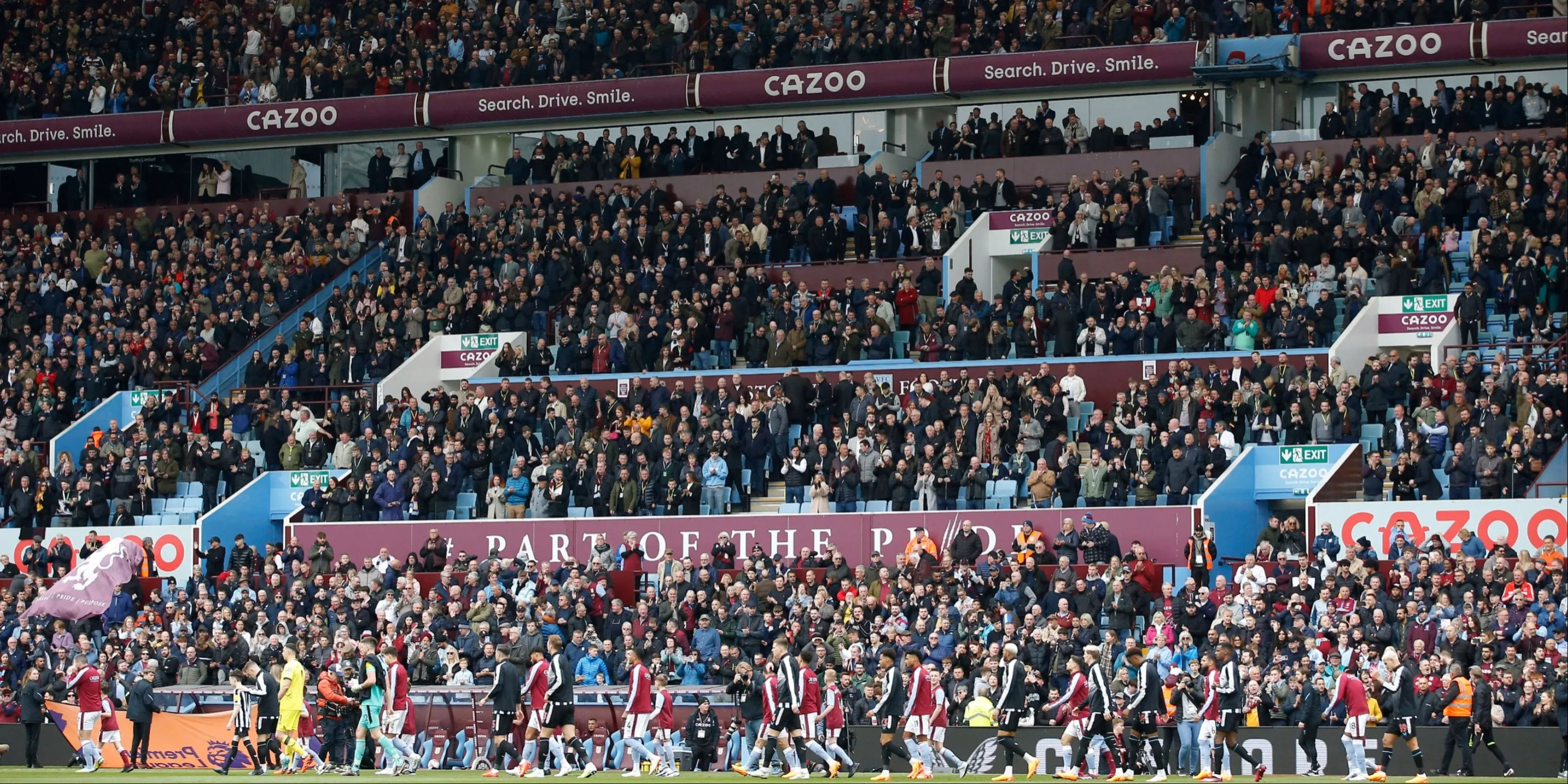 Toàn cảnh Villa Park với khán đài đông đảo cổ vũ Aston Villa