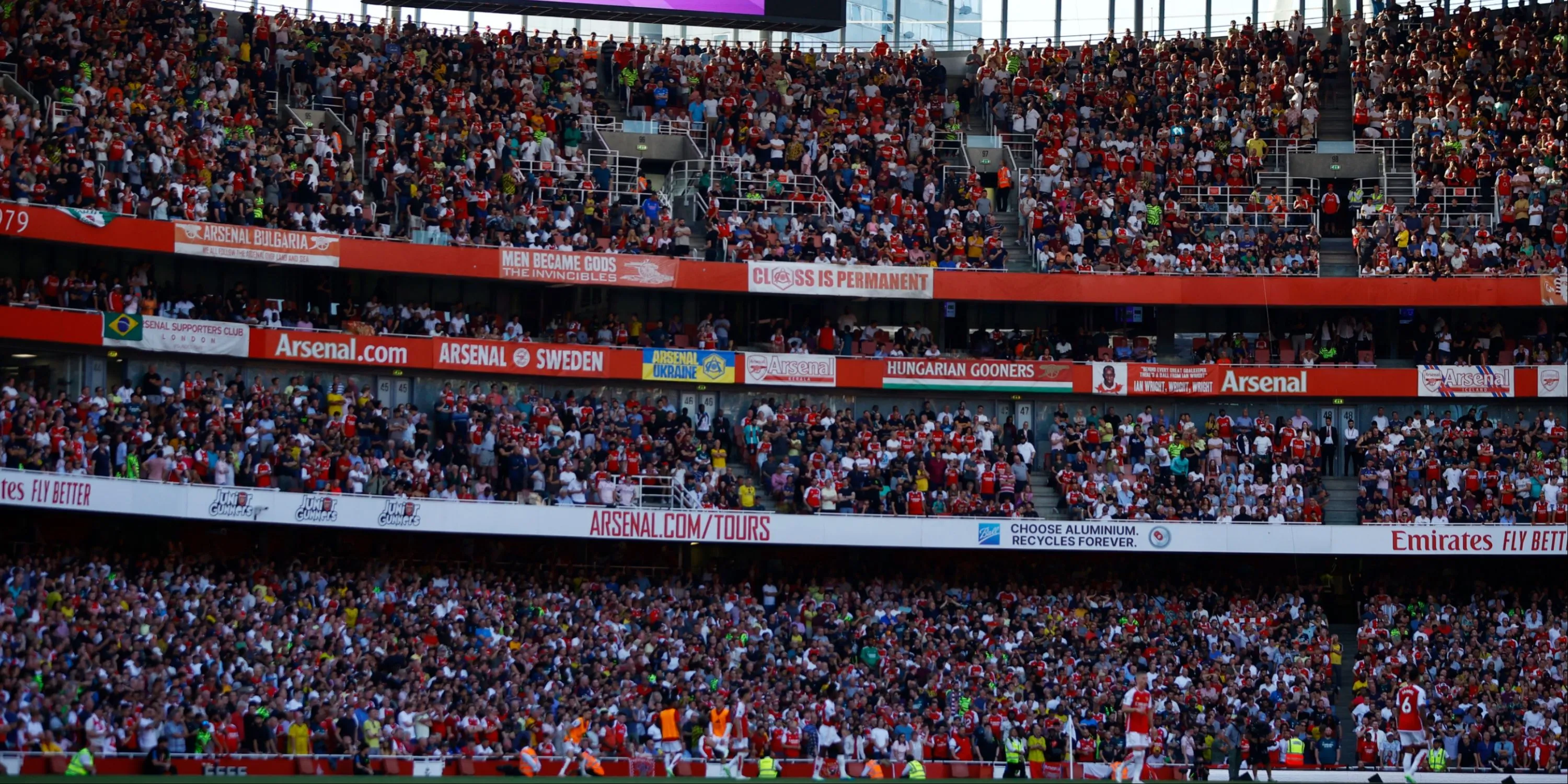 Tổng quan sân Emirates nhìn từ khán đài với bầu không khí cuồng nhiệt của cổ động viên Arsenal