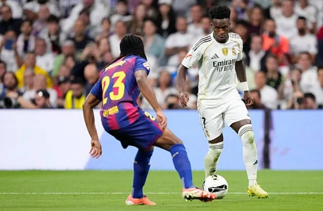 Vinicius khiến hàng thủ Barca căng mình chống đỡ trong tình huống tấn công