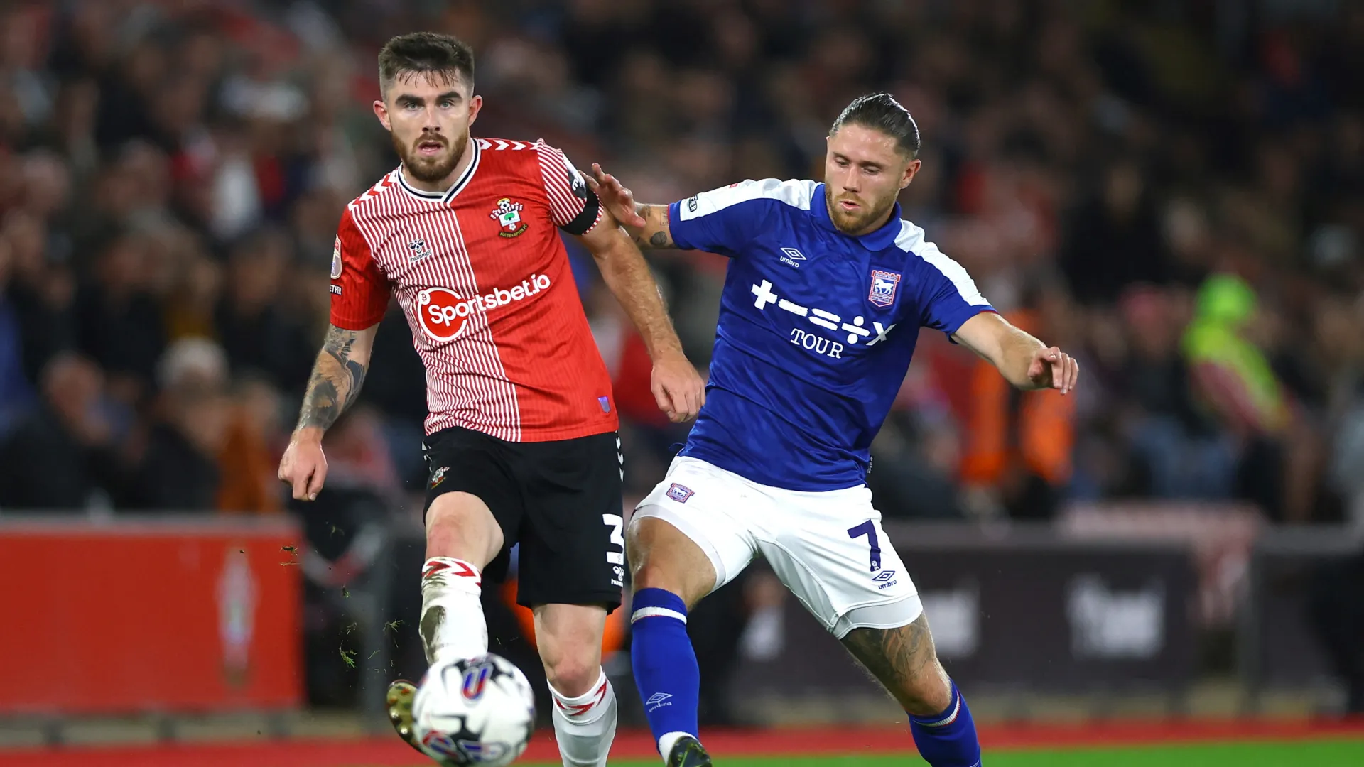 Wes Burns trong màu áo Ipswich Town, tiền vệ phải từng là mắt xích quan trọng của đội bóng