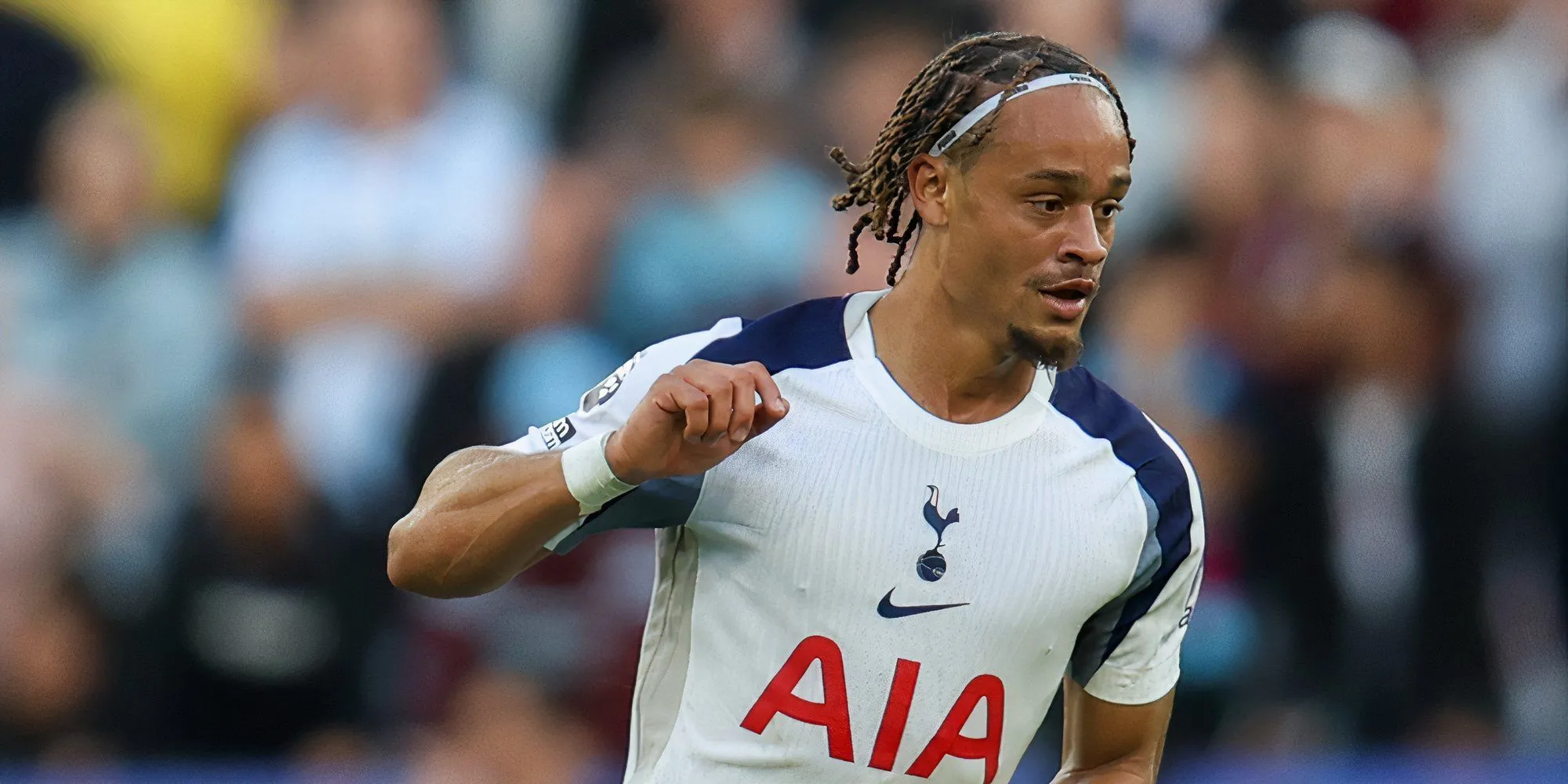 Xavi Simons trong màu áo Tottenham - ví dụ cầu thủ góp phần vào doanh thu nhờ chiến thắng ở vòng bảng