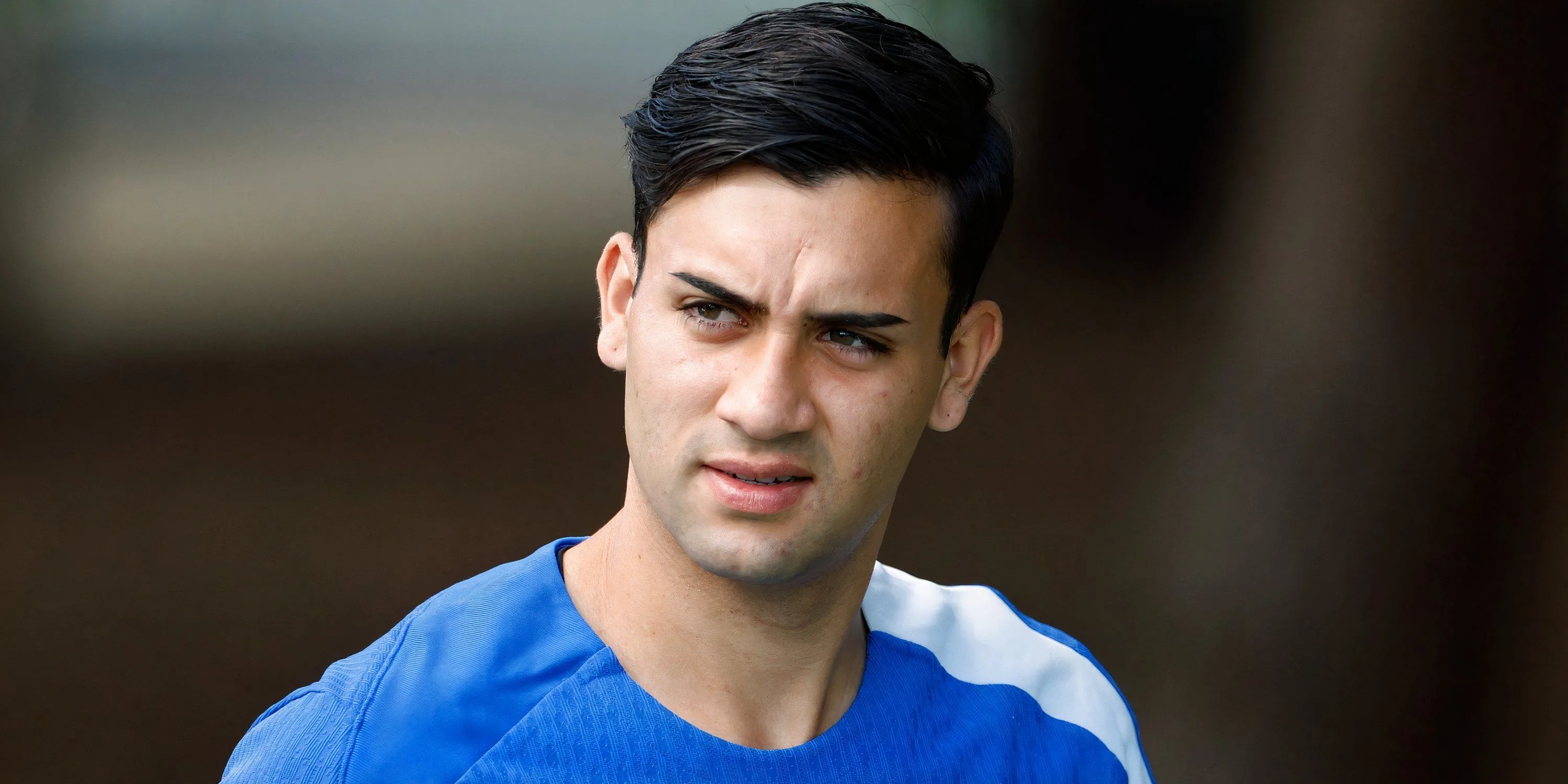 Facundo Buonanotte trong áo Chelsea, chuẩn bị thực hiện một pha tiền tiến trong trận đấu League Cup