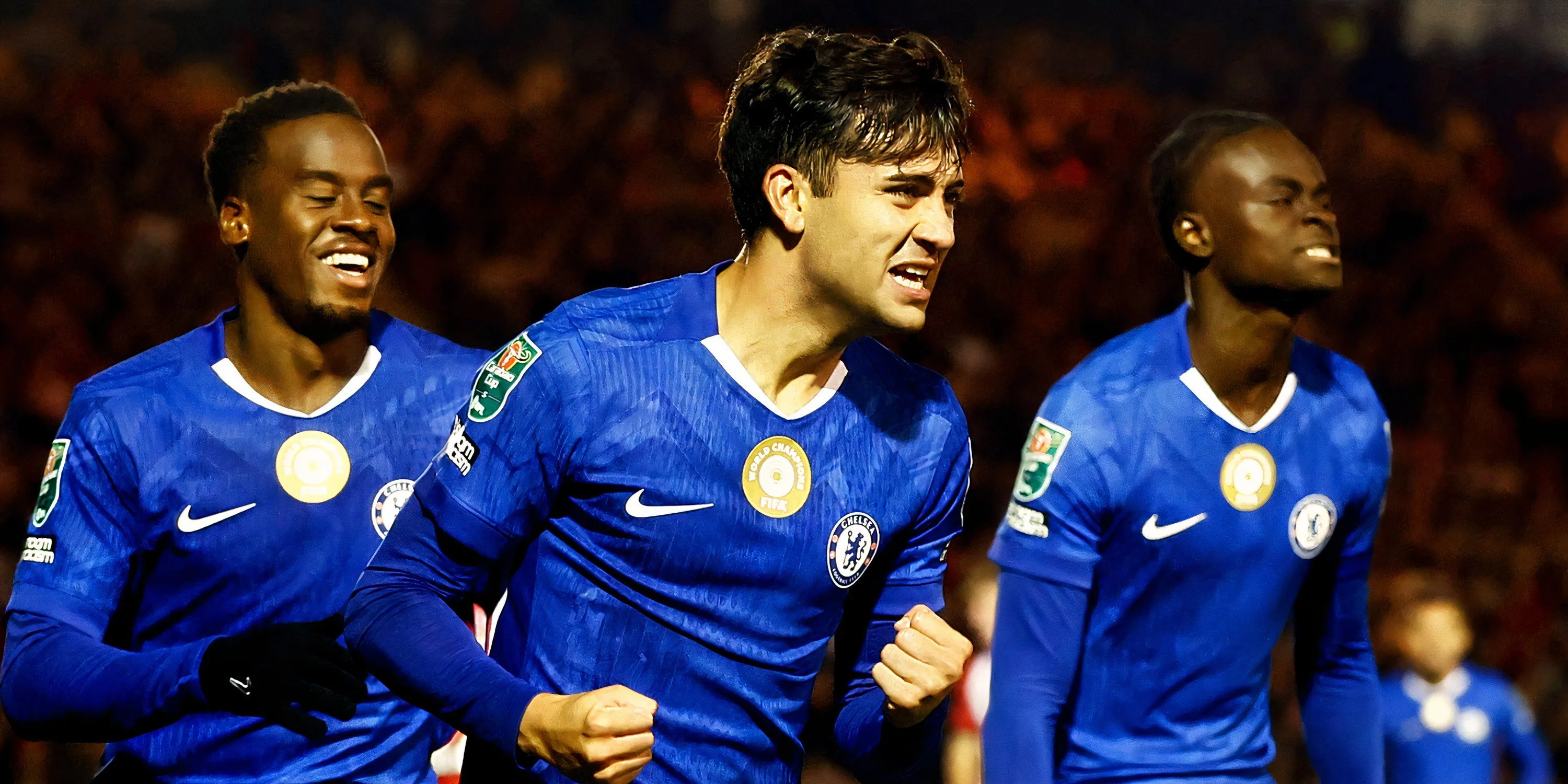 Facundo Buonanotte trong trang phục của Leicester City, xử lý bóng ở giữa sân trong trận đấu Premier League