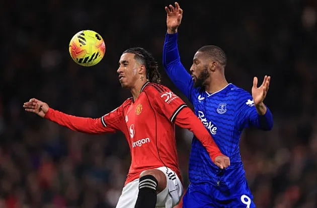 Leny Yoro – 6.8/10 điểm: Không tắc bóng dứt khoát khi Dewsbury-Hall nhận bóng trước vòng cấm