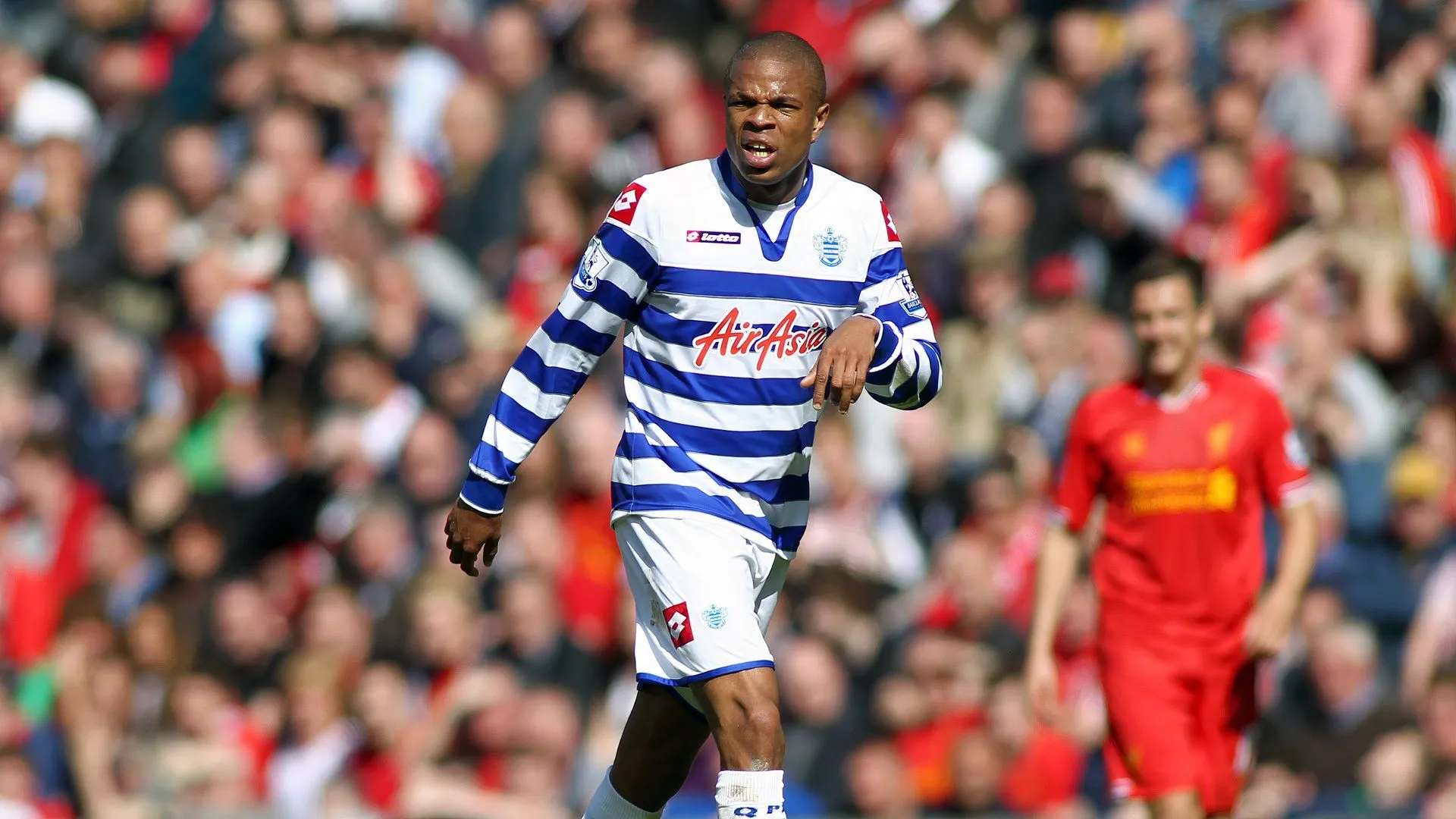 Loïc Remy khoác áo QPR trong một trận đấu tại Ngoại hạng Anh