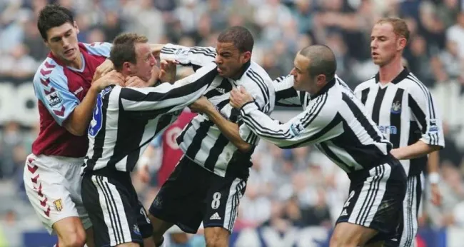 Màn âu đả giữa 2 cựu cầu thủ Newcastle.